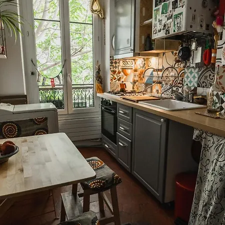 Bright Atypical Duplex In Menilmontant شقة